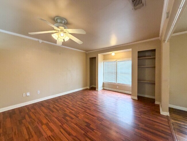 Building Photo - "Charming 2-Bedroom with Bonus Room in Perfect Location!"