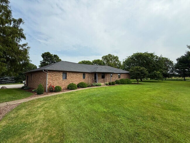 Building Photo - 2 Bedroom House w/ Beautiful Views and Bonus Room!