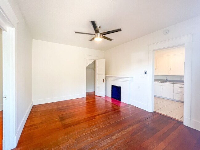 Foto del edificio - Charming Corner 1 Bed / 1 Bath in the Hear...