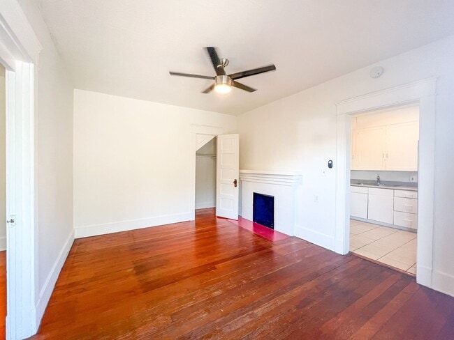 Building Photo - Charming Corner 1 Bed / 1 Bath in the Hear...