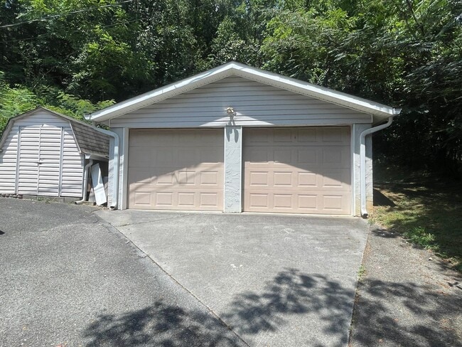 Building Photo - Walking Distance to the Parkway!