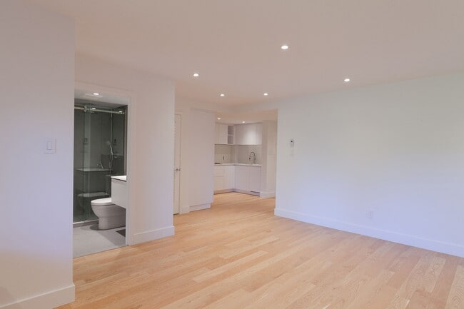 Building Photo - 5530 Ch De La Côte-Saint-Luc