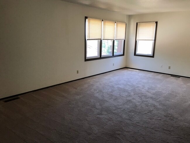 Spacious living room - 524 Breezy Point Dr