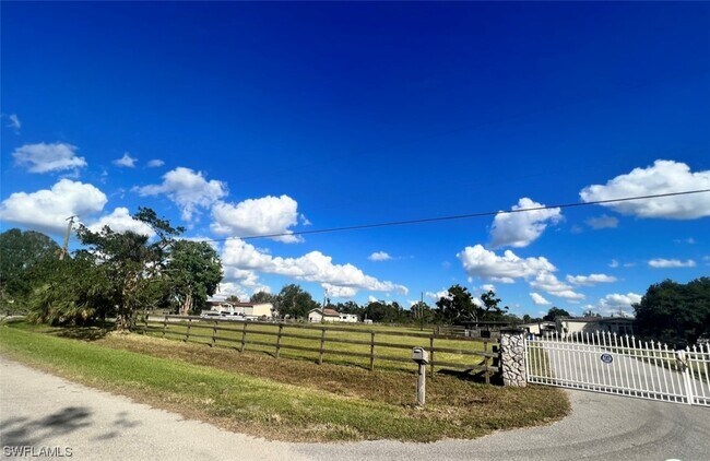 Building Photo - 5561 Pangola Dr