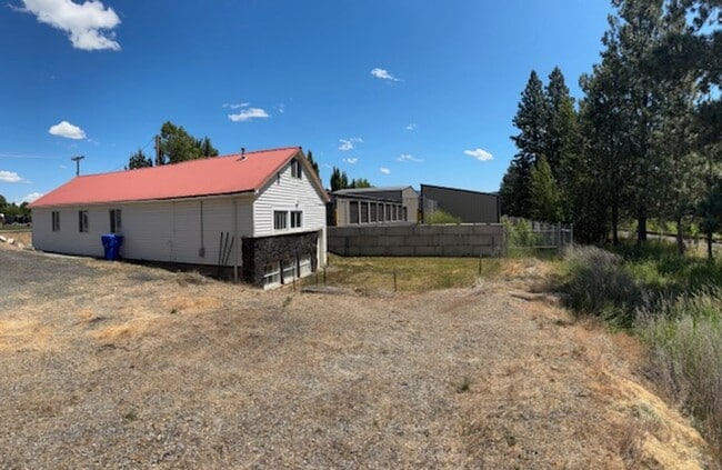 Building Photo - $1,450 / 2br - 1248ft2 - 2 Bedroom rancher...