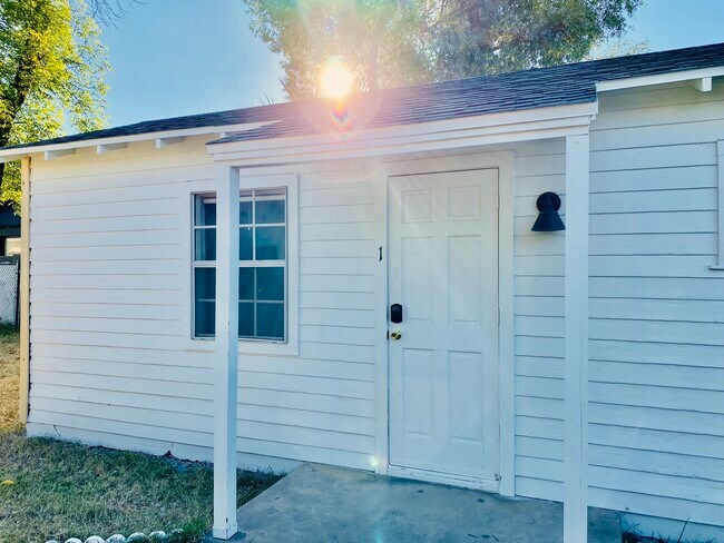 Foto del edificio - 1716 E Earll Dr