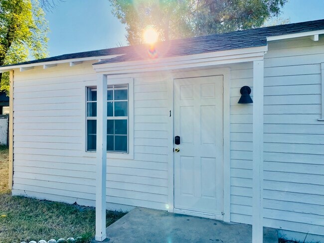 Building Photo - 1716 E Earll Dr