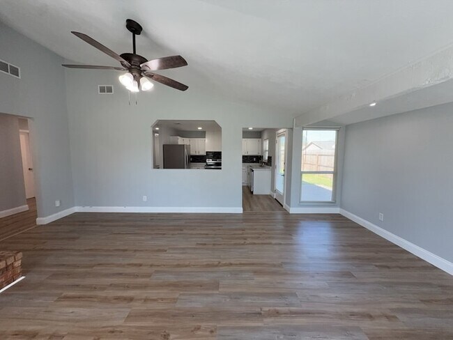 Building Photo - 8917 Vernon Dr