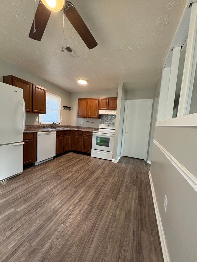 Building Photo - 2 Bed 1 Bath Single Family Home