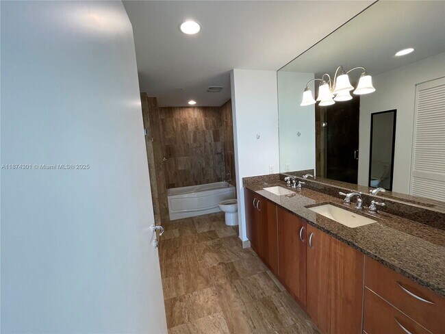 Foto del edificio - 300 S Biscayne Blvd