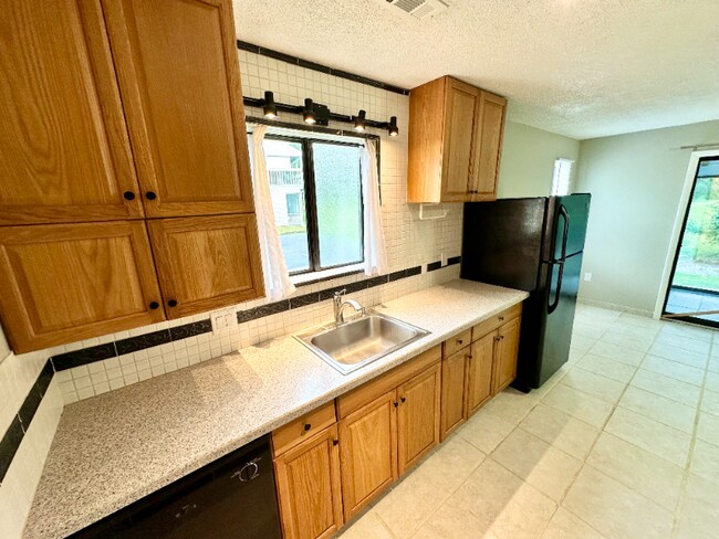 Foto del edificio - 500 Fairway Village Dr