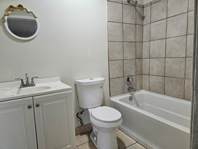 Foto del edificio - 5716 Warrington Dr