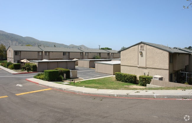 Building Photo - Santa Paula Townhouse