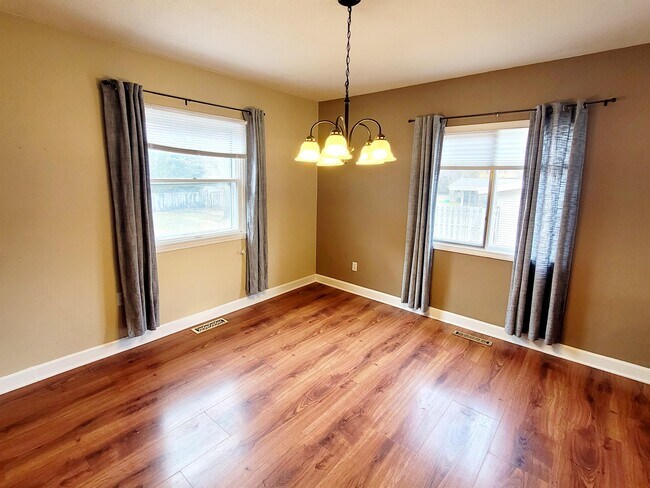 Foto del edificio - 6187 Blythefield Ave NE