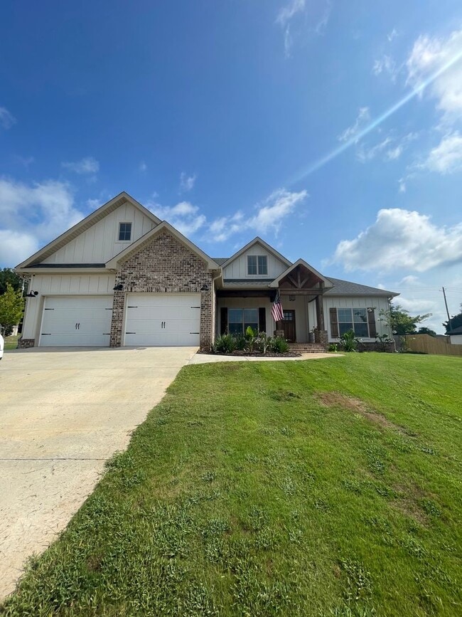 Building Photo - 368 Lakes Dr
