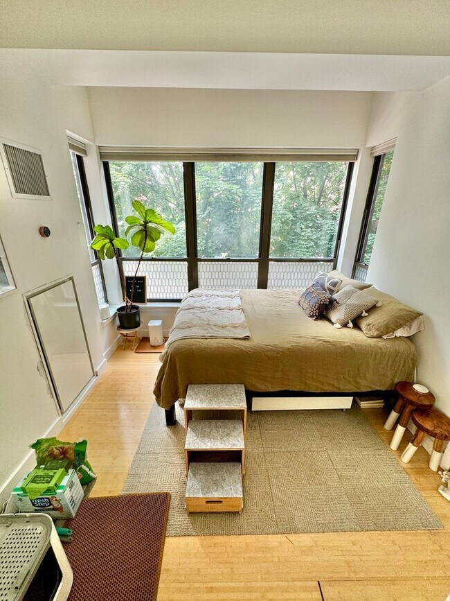 Foto del edificio - Prime Location 1-Bedroom + Office Den, 1-B...