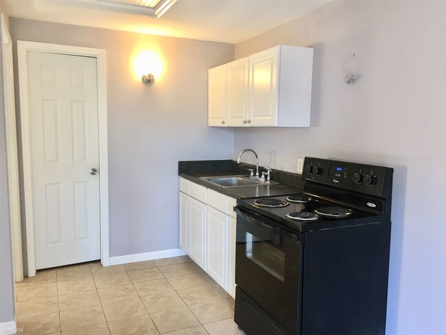 Building Photo - 332 Riverside Dr