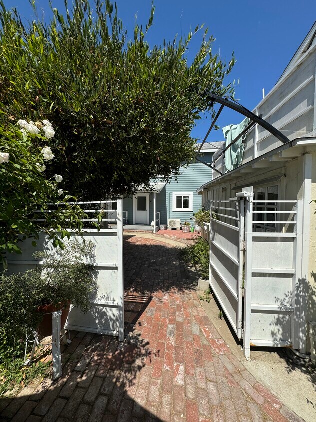 Front Entrance - 826 E Kensington Rd