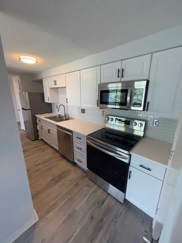 Kitchen - 1645 Arlyn Cir