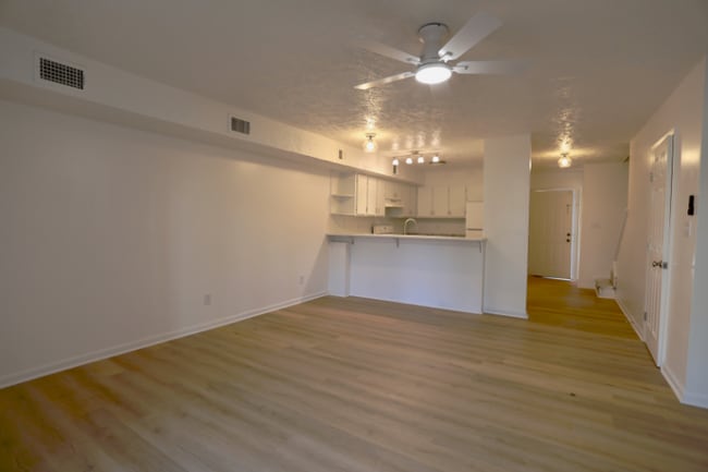 Foto del edificio - 365 W Illinois Ave