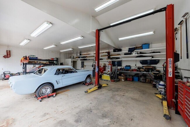 Building Photo - 390 Alpine Dr