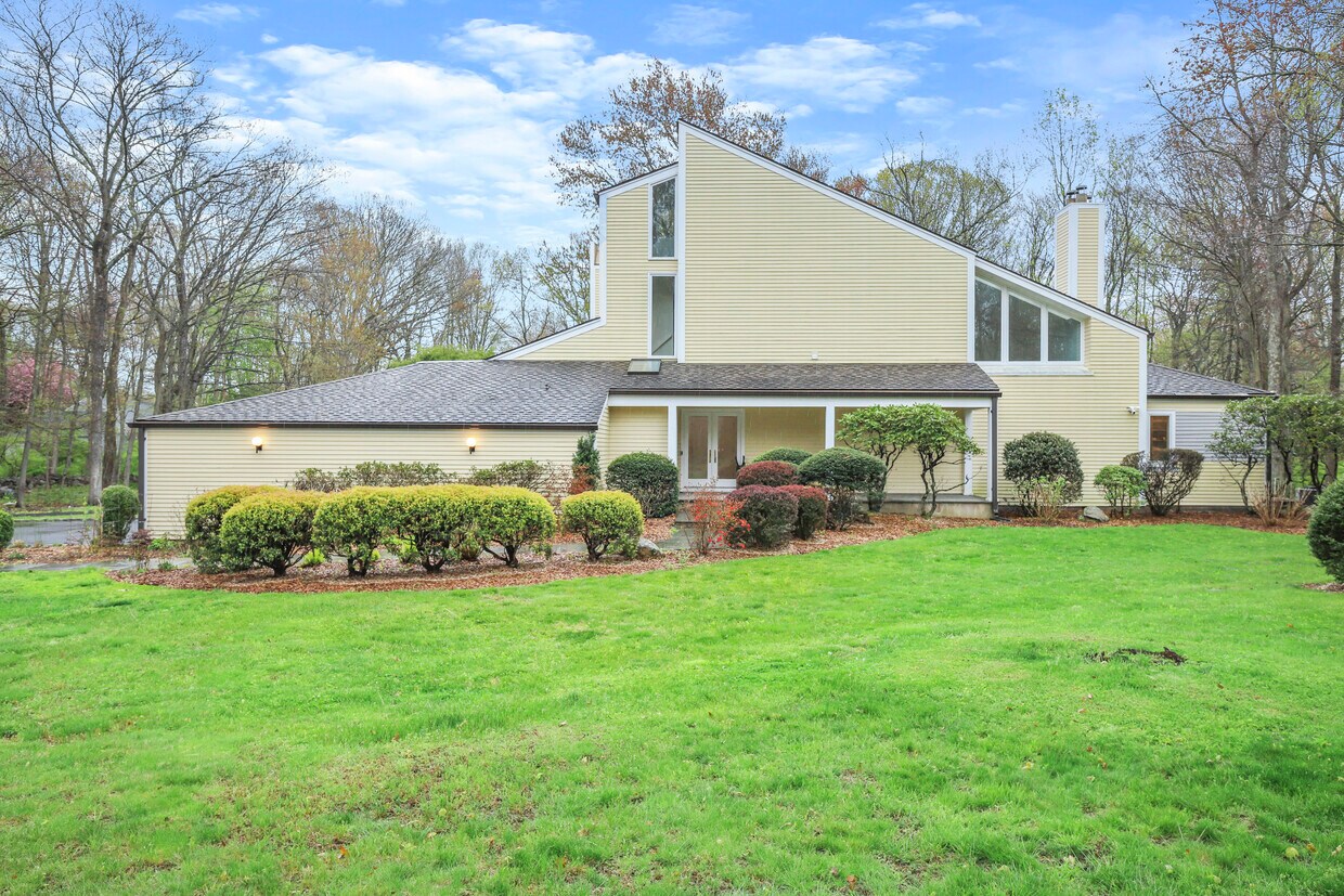 Primary Photo - 11 Parade Ground Ct