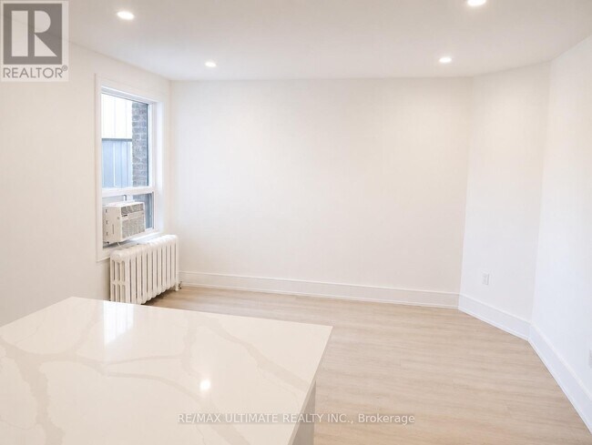 Photo du bâtiment - 810 Bloor St W