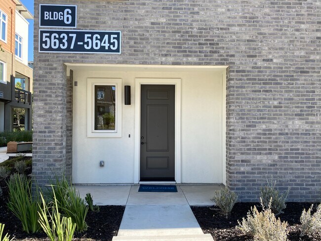 Puerta principal - 5645 Apex Dr