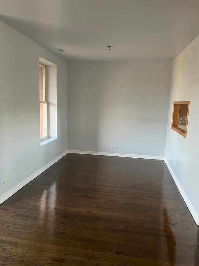Building Photo - 1423 E 68th St