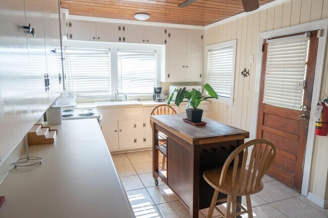 Foto del edificio - Cute 3-Bedroom Steps from the Sand!