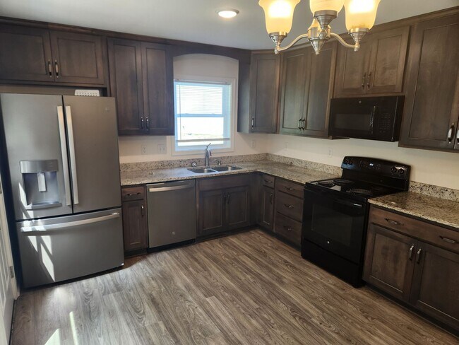 Foto del edificio - Blackstone- 4 Bed 2 Bath Cape Style Home
