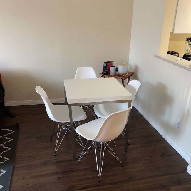 Photo du bâtiment - 811 Helmcken St