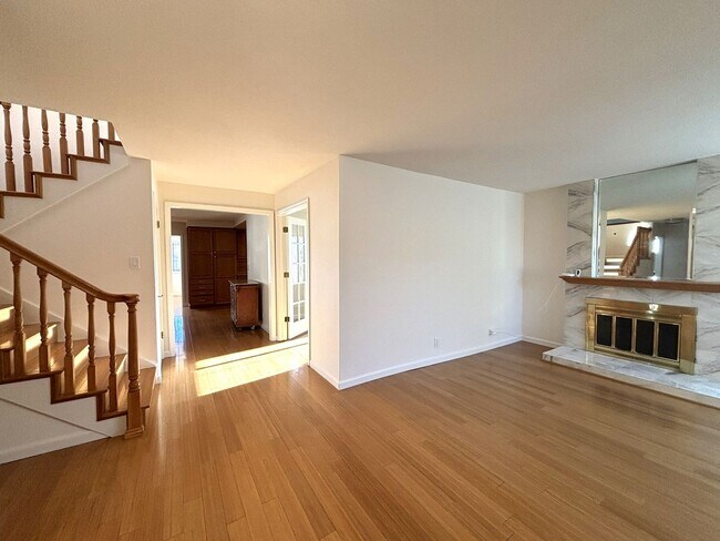 Foto del edificio - Luxurious 5 Bedroom 3.5 Bath with Large De...