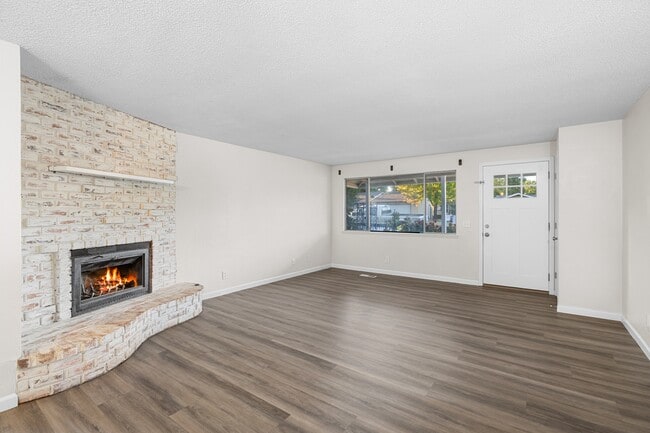 Building Photo - 2077 Hill Way