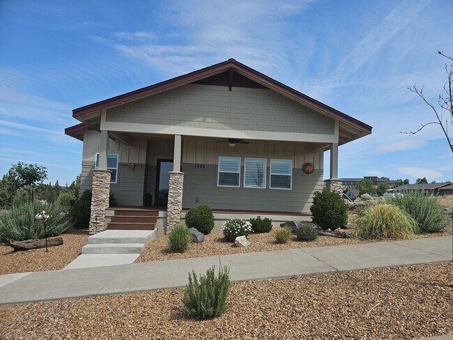 Foto del edificio - Home with Mountain View *Fully Furnished
