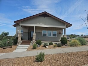 Building Photo - 1040 SE Greenleaf Ln