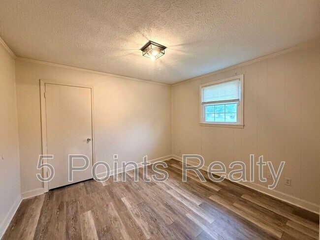 Foto del edificio - 2121 Bracey Cir