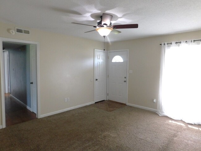 Building Photo - Quaint Family Home