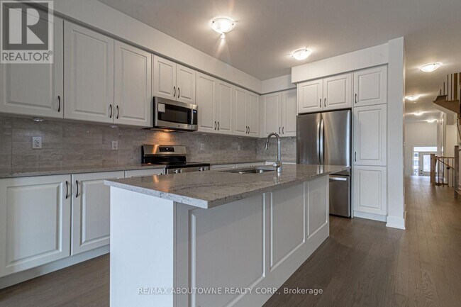 Building Photo - 1212 Dartmouth Cres