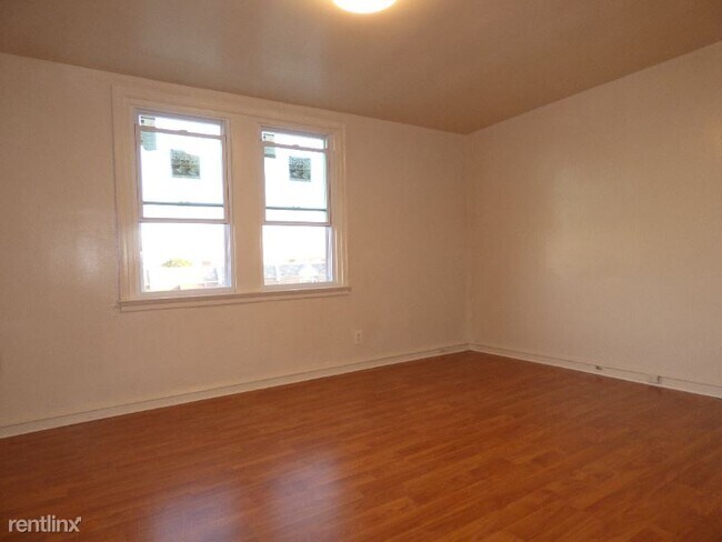 Building Photo - 3 br, 1.5 bath Townhome - 6310 Algard St