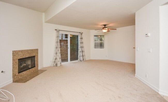 Building Photo - Beautiful condo blocks from the beach!