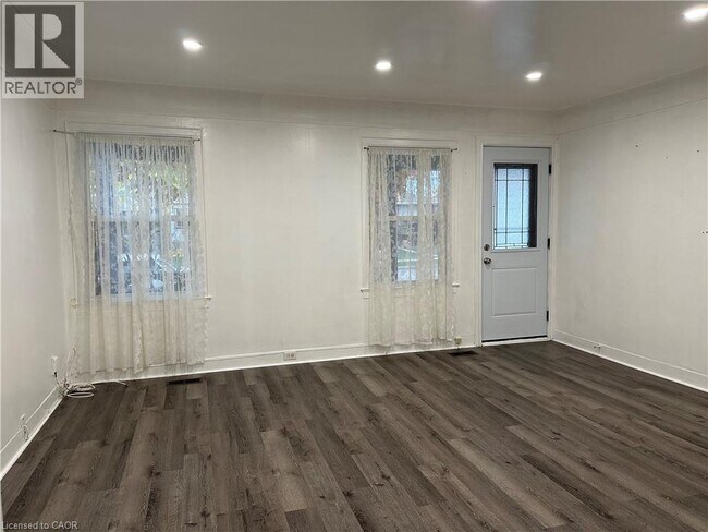 Building Photo - 21 Stapleton Ave