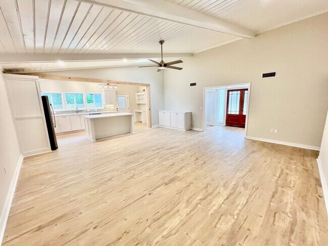 Building Photo - Freshly Updated 4 Bedroom in the Heart of ...