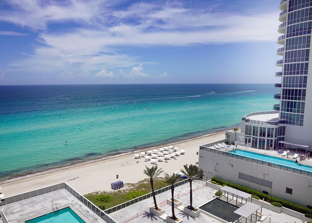 Primary Photo - 16001 Collins Ave