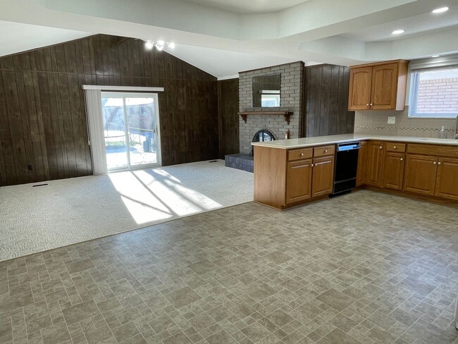 Foto del edificio - Sterling Heights - 3-Bedroom Ranch with Fa...