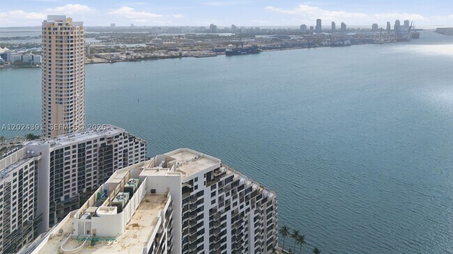 Foto del edificio - 520 Brickell Key Dr