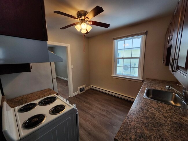 Building Photo - 379 Mansfield St