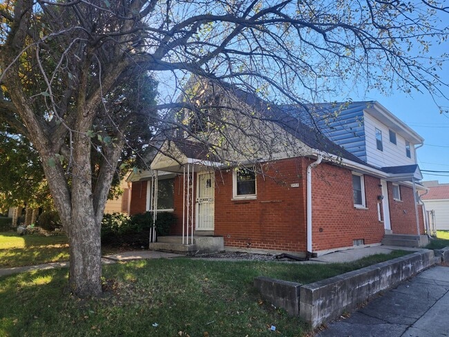 Building Photo - 2 bedroom upper