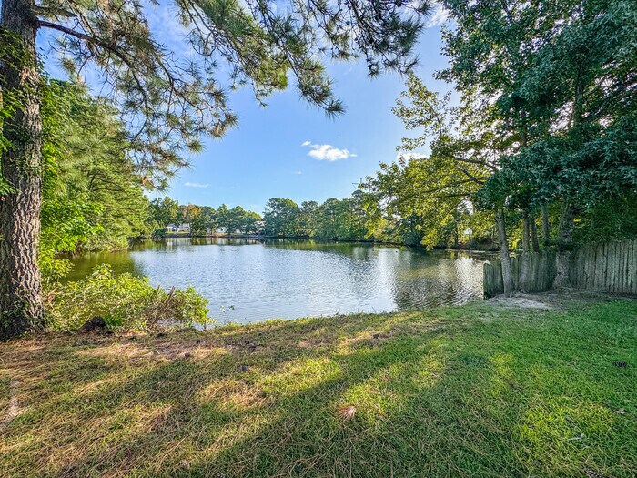 Foto principal - BEAUTIFUL 3-BED, 2-BATH HOME ON THE LAKE I...