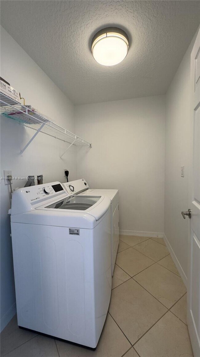 Foto del edificio - 924 SW 143rd Ter